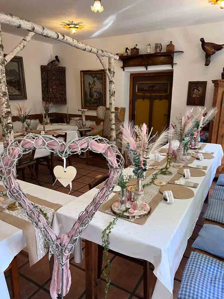 Sabrina zapft frisches Bier im Wirtshaus zur Wurz’n