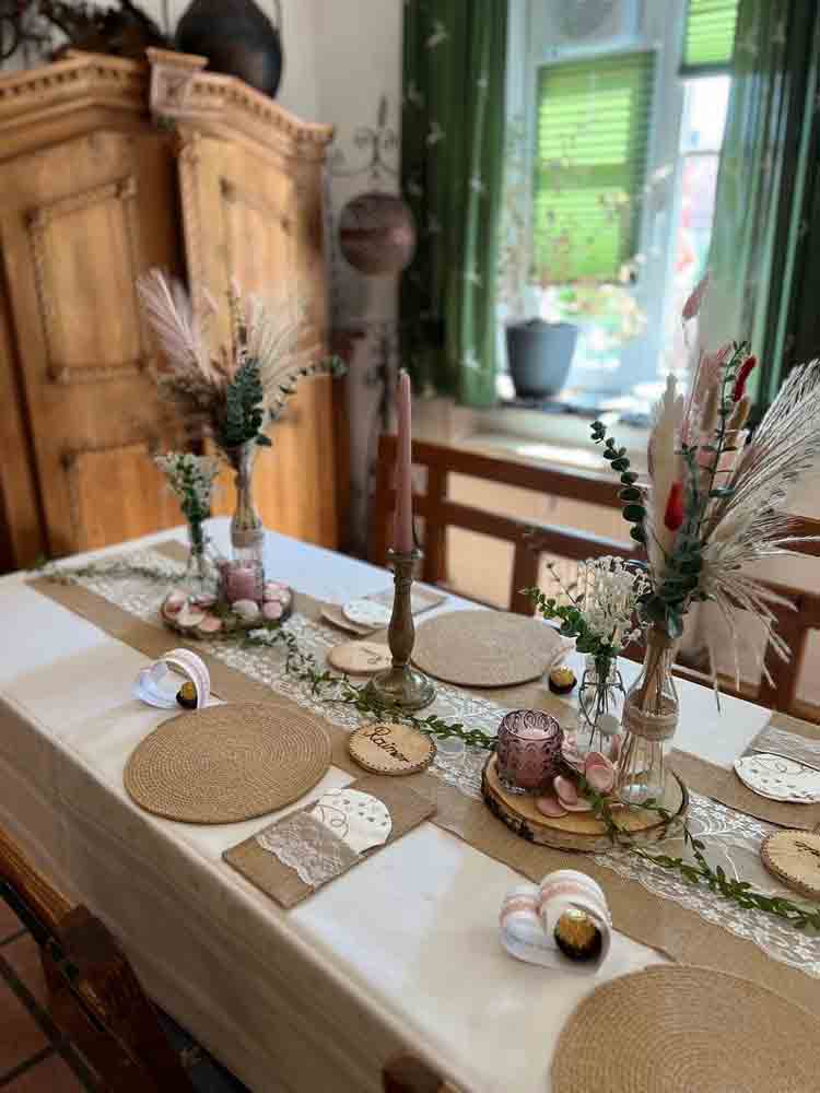 Sabrina zapft frisches Bier im Wirtshaus zur Wurz’n