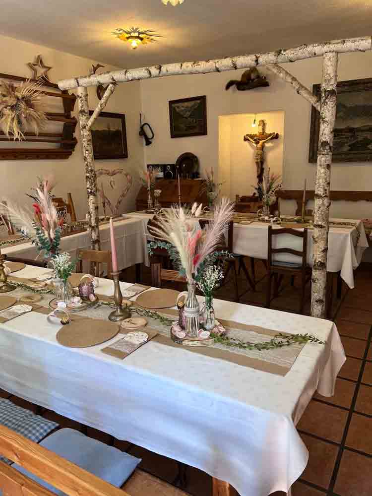 Sabrina zapft frisches Bier im Wirtshaus zur Wurz’n