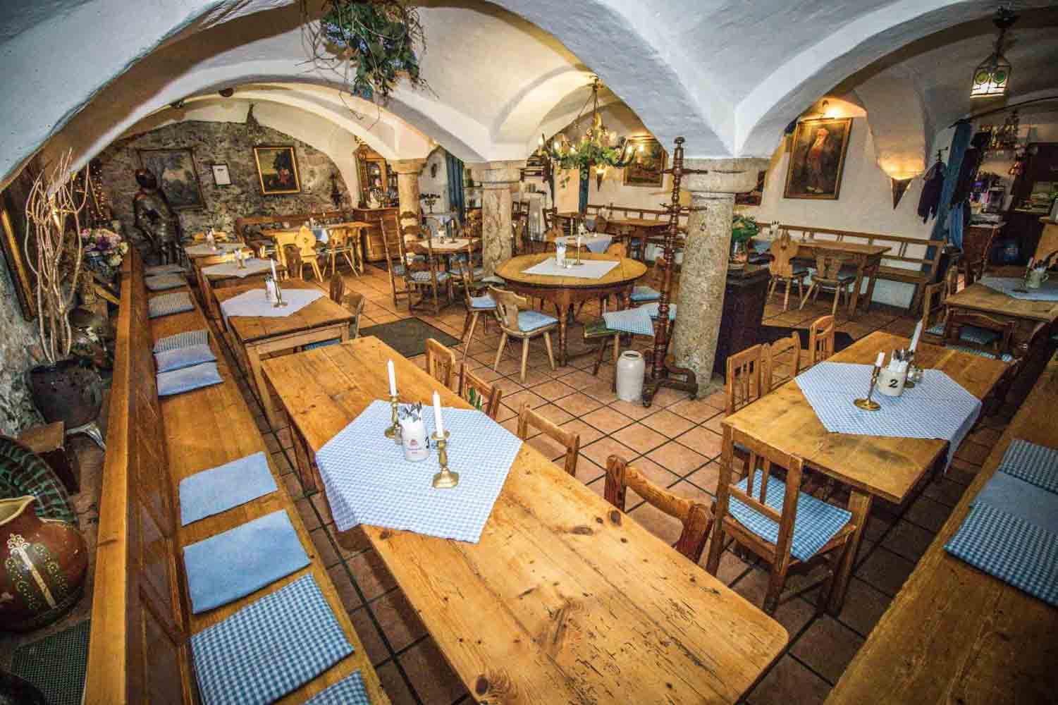 Sabrina zapft frisches Bier im Wirtshaus zur Wurz’n