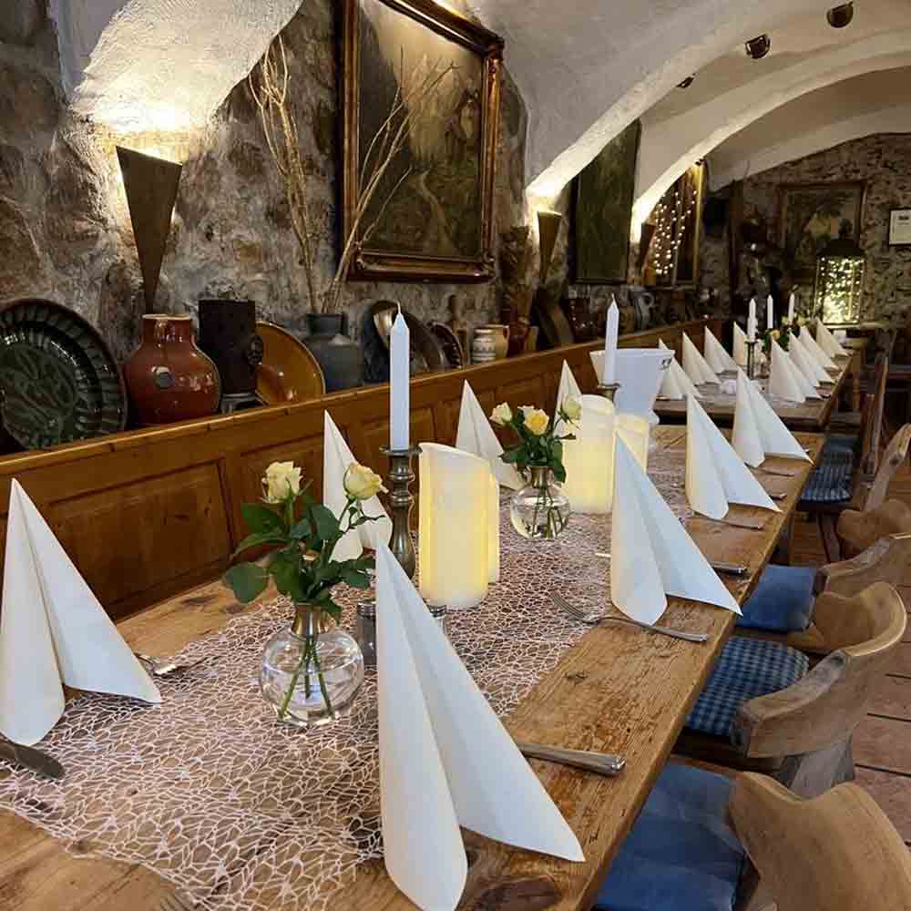 Sabrina zapft frisches Bier im Wirtshaus zur Wurz’n