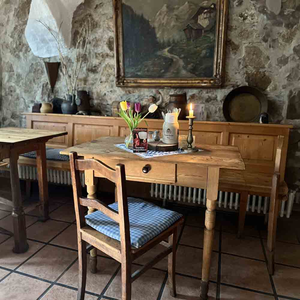 Sabrina zapft frisches Bier im Wirtshaus zur Wurz’n