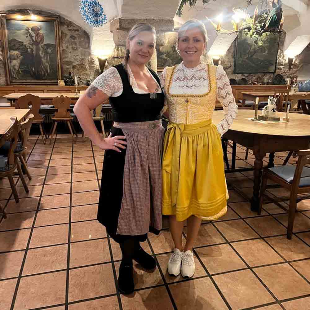 Katrin und Kollegin im Dirndl im historischen Gewölbe der Wurz’n