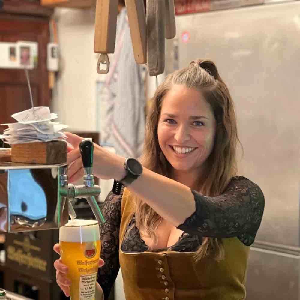Sabrina zapft frisches Bier im Wirtshaus zur Wurz’n