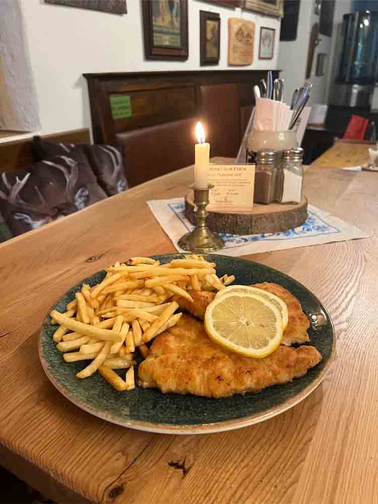 Sabrina zapft frisches Bier im Wirtshaus zur Wurz’n