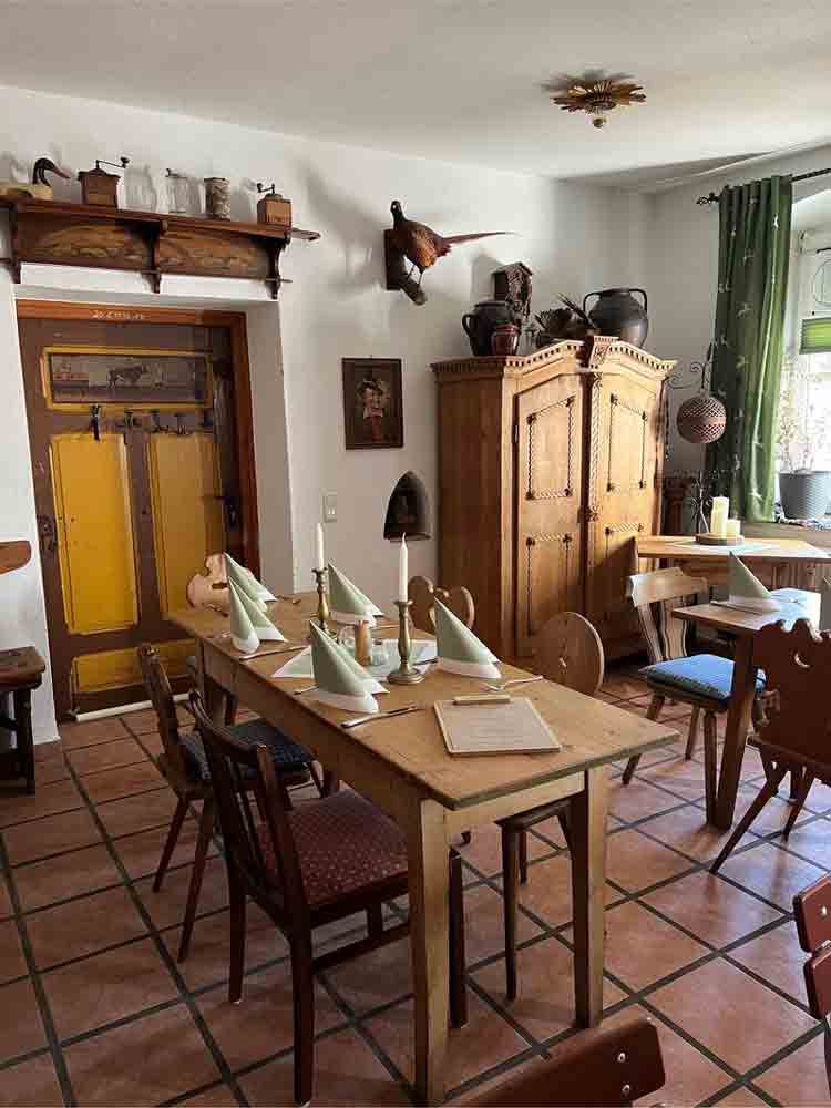 Sabrina zapft frisches Bier im Wirtshaus zur Wurz’n