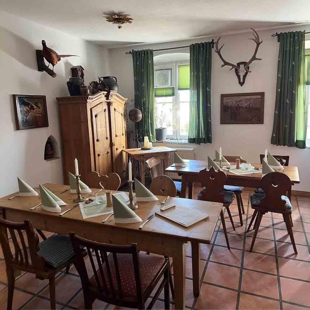 Sabrina zapft frisches Bier im Wirtshaus zur Wurz’n