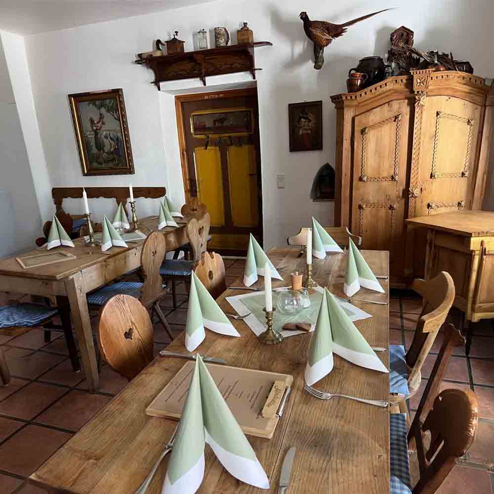 Sabrina zapft frisches Bier im Wirtshaus zur Wurz’n