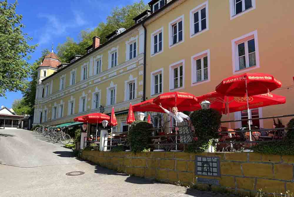 Sabrina zapft frisches Bier im Wirtshaus zur Wurz’n