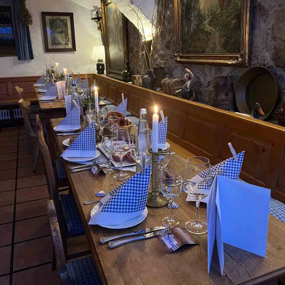 Stilvoll gedeckter Tisch im Wirtshaus Zur Wurz’n in Vilshofen mit Kerzenlicht und bayerischem A