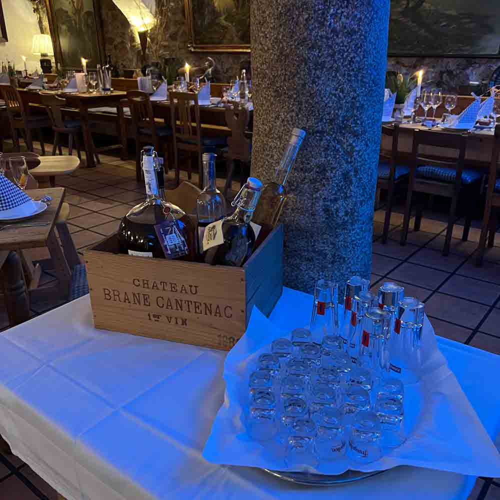 Weinflaschen und Schnapsgläser im Wirtshaus Zur Wurz’n in Vilshofen auf gedecktem Tisch im Gastraum