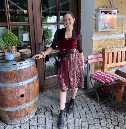 Sabrina zapft frisches Bier im Wirtshaus zur Wurz’n