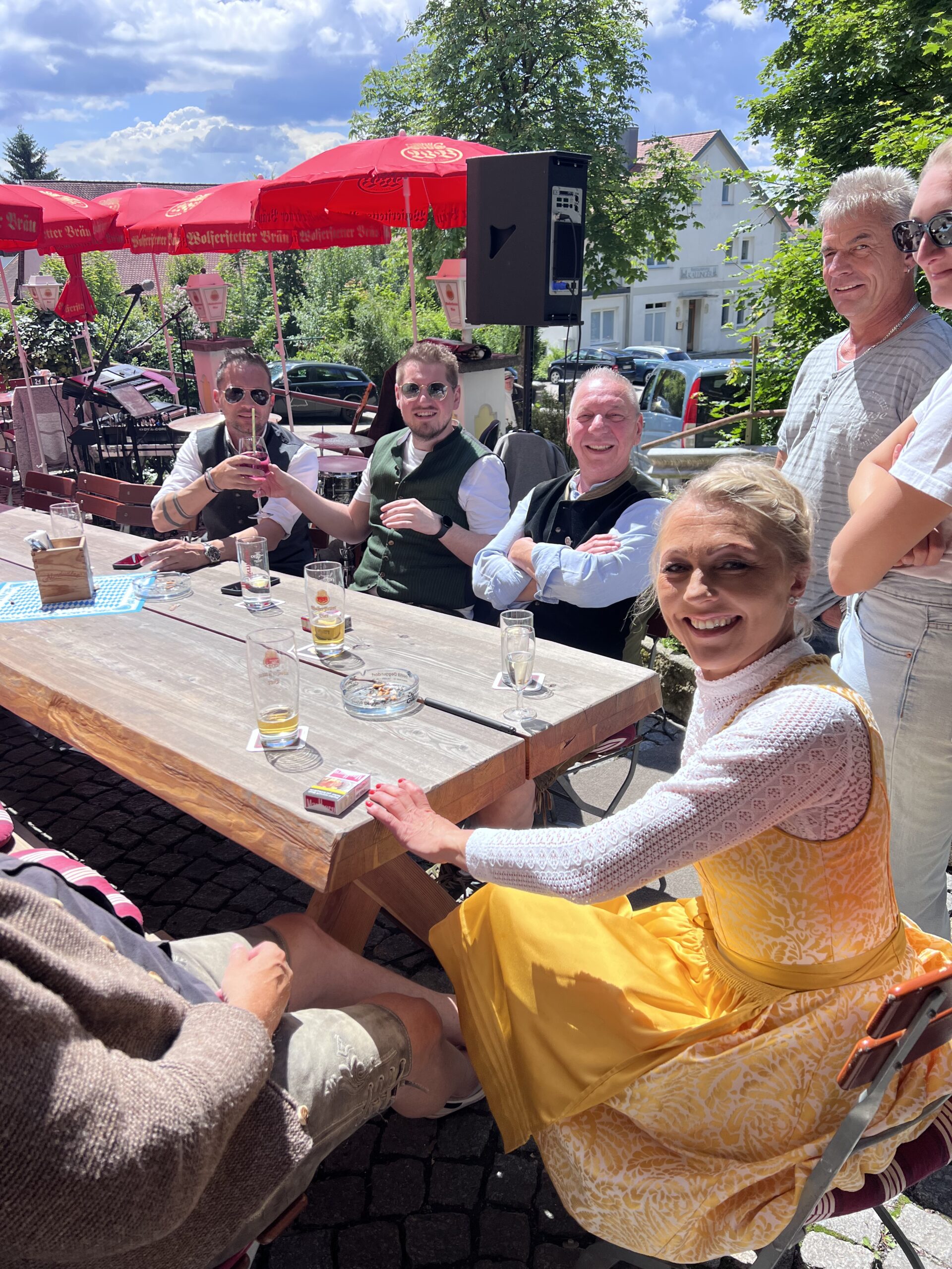 Sabrina zapft frisches Bier im Wirtshaus zur Wurz’n